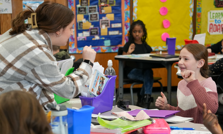 Student learns sign language