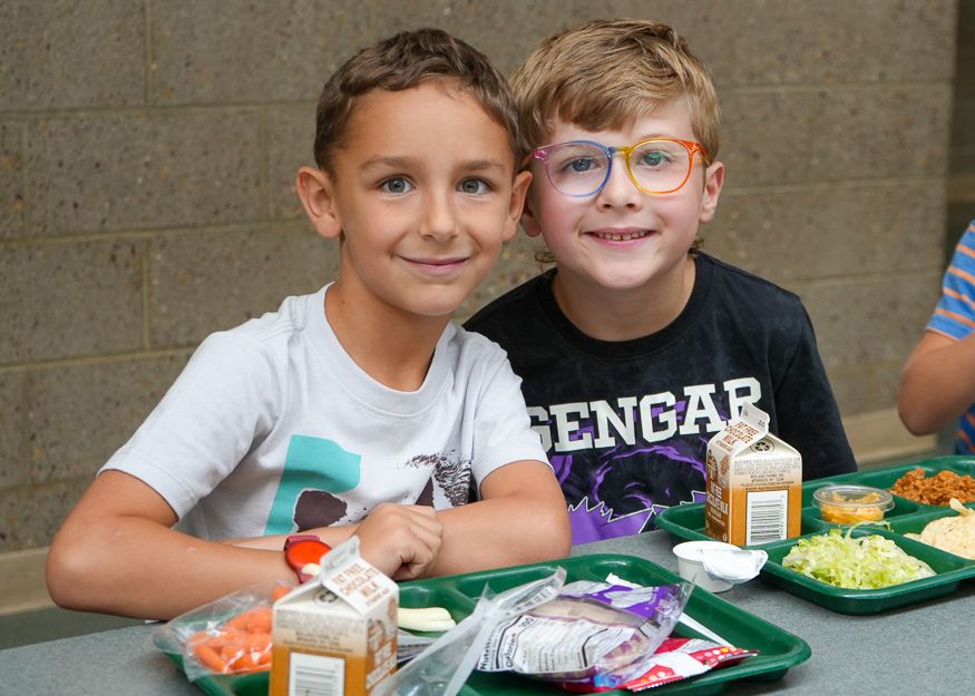 Students enjoy lunch