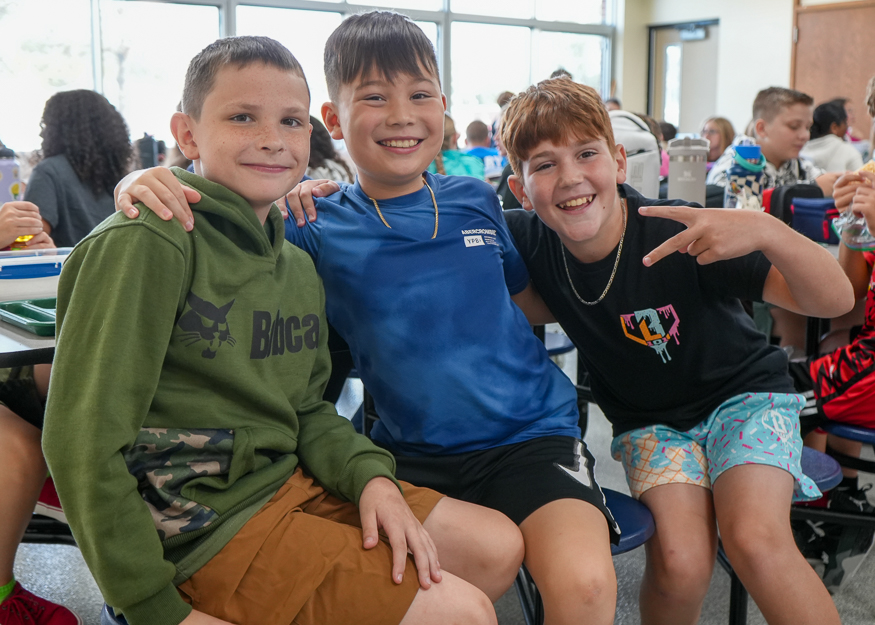 Students enjoy lunch