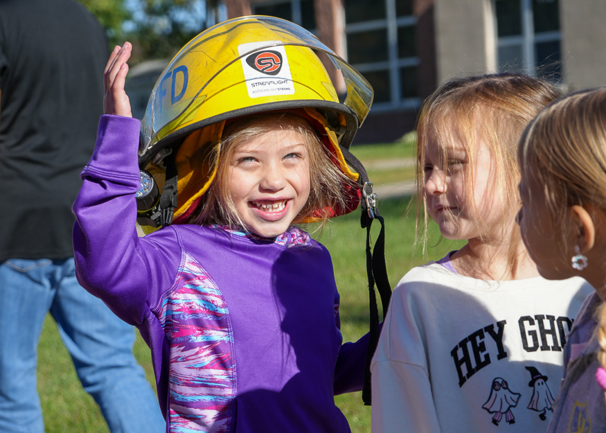 Child with firefighter helmet