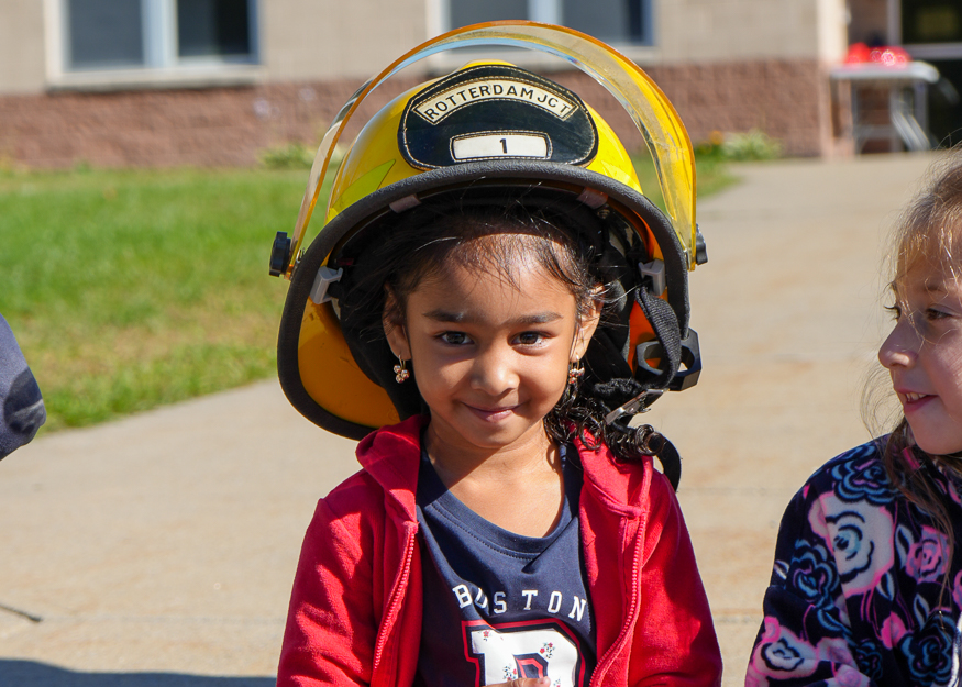 Child with firefighter helmet