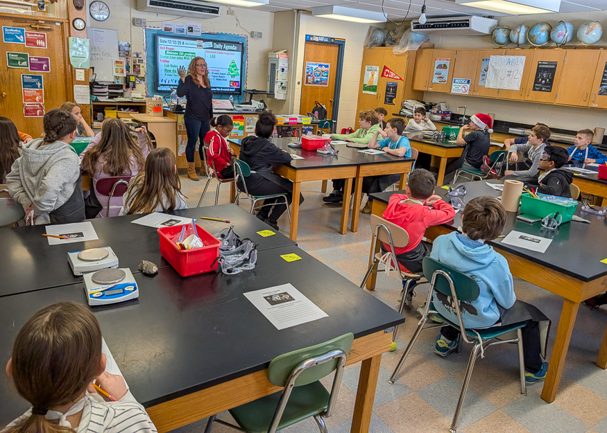 Students work in science lab class